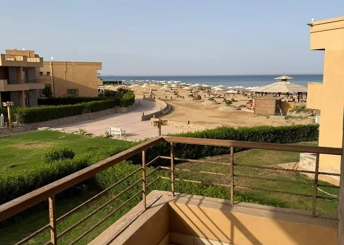 صف تان على البحر بالعين السخنه لاجولي مارينا السخنه