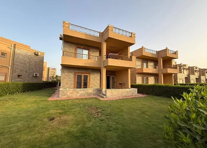 صف تان على البحر بالعين السخنه لاجولي مارينا السخنه Ain Sukhna